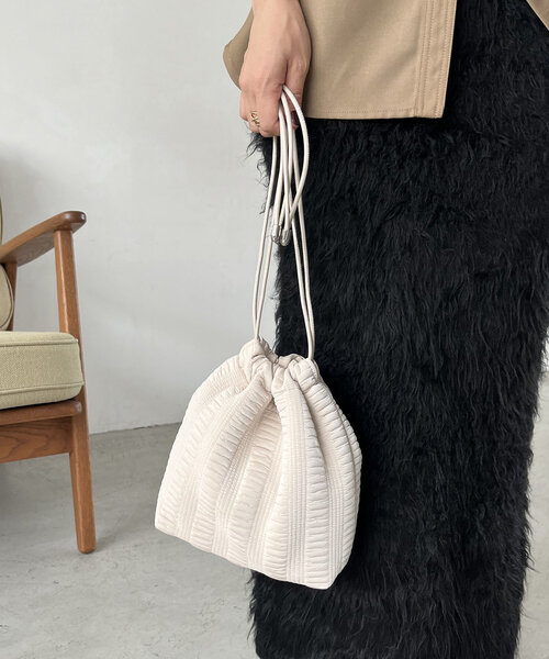 CAPRICIEUX LE'MAGE(カプリシューレマージュ)の「ギャザー巾着バッグ(ショルダーバッグ・レディース・ホワイト系その他/ブラック・FREE)」の4枚目の写真