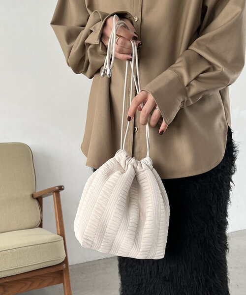 CAPRICIEUX LE'MAGE(カプリシューレマージュ)の「ギャザー巾着バッグ(ショルダーバッグ・レディース・ホワイト系その他/ブラック・FREE)」の5枚目の写真