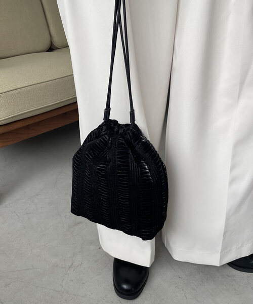 CAPRICIEUX LE'MAGE(カプリシューレマージュ)の「ギャザー巾着バッグ(ショルダーバッグ・レディース・ホワイト系その他/ブラック・FREE)」の6枚目の写真