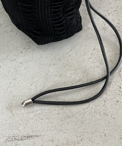 CAPRICIEUX LE'MAGE(カプリシューレマージュ)の「ギャザー巾着バッグ(ショルダーバッグ・レディース・ホワイト系その他/ブラック・FREE)」の11枚目の写真