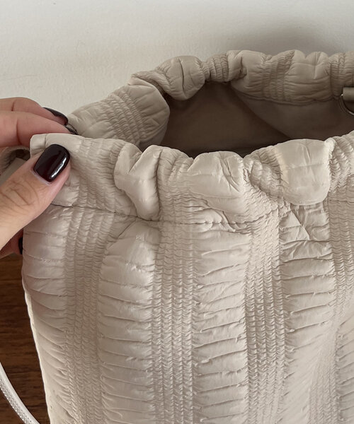 CAPRICIEUX LE'MAGE(カプリシューレマージュ)の「ギャザー巾着バッグ(ショルダーバッグ・レディース・ホワイト系その他/ブラック・FREE)」の14枚目の写真