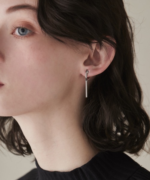 ciite' surgical stainless(シーテサージカルステンレス)の「【 金属アレルギー対応 】 バーモチーフ イヤリング サージカルステンレス (両耳用)(イヤリング・レディース・シルバー/ゴールド・FREE)」の1枚目の写真