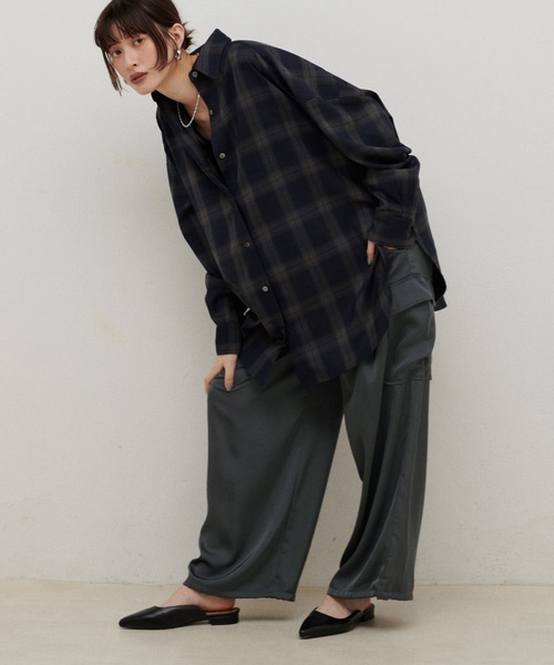 LARUTA（ラルータ）の「【LARUTA】サテンカーゴパンツ（カーゴパンツ・レディース・グレイッシュベージュ/アイボリー/チャコールグレー・FREE）」の13枚目の写真