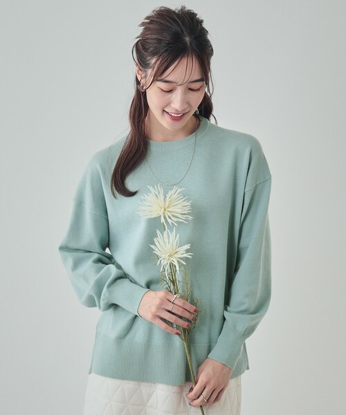 SHOO・LA・RUE(シューラルー)の「◆【洗える/毛玉レス】インせず着られる 大人の抜け感 バックスリットニット(ニット/セーター・レディース・ライトグレー/グリーン系/ブラック/ホワイト系5・01/02/03/04)」の4枚目の写真