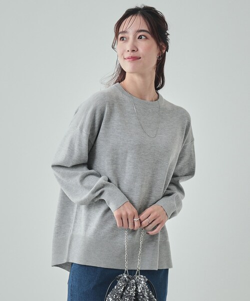 SHOO・LA・RUE(シューラルー)の「◆【洗える/毛玉レス】インせず着られる 大人の抜け感 バックスリットニット(ニット/セーター・レディース・ライトグレー/グリーン系/ブラック/ホワイト系5・01/02/03/04)」の3枚目の写真