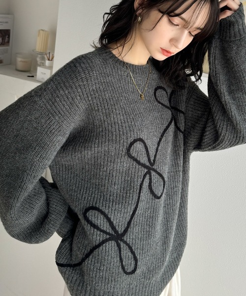 mily bilet（ミウィビレット）の「【mily bilet】ほどよい甘さで存在感漂う♪リボンコード刺繍畦編みニットプルオーバーニット（ニット/セーター・レディース・チャコール/モカ/ブラック・LARGE/MEDIUM/SMALL/X-LARGE）」の2枚目の写真