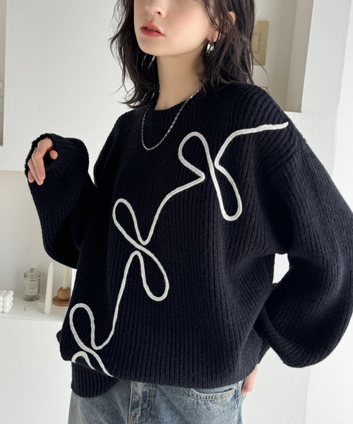 mily bilet（ミウィビレット）の「【mily bilet】ほどよい甘さで存在感漂う♪リボンコード刺繍畦編みニットプルオーバーニット（ニット/セーター・レディース・チャコール/モカ/ブラック・LARGE/MEDIUM/SMALL/X-LARGE）」の4枚目の写真