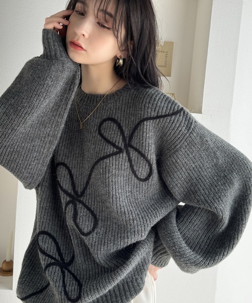 mily bilet（ミウィビレット）の「【mily bilet】ほどよい甘さで存在感漂う♪リボンコード刺繍畦編みニットプルオーバーニット（ニット/セーター・レディース・チャコール/モカ/ブラック・LARGE/MEDIUM/SMALL/X-LARGE）」の8枚目の写真