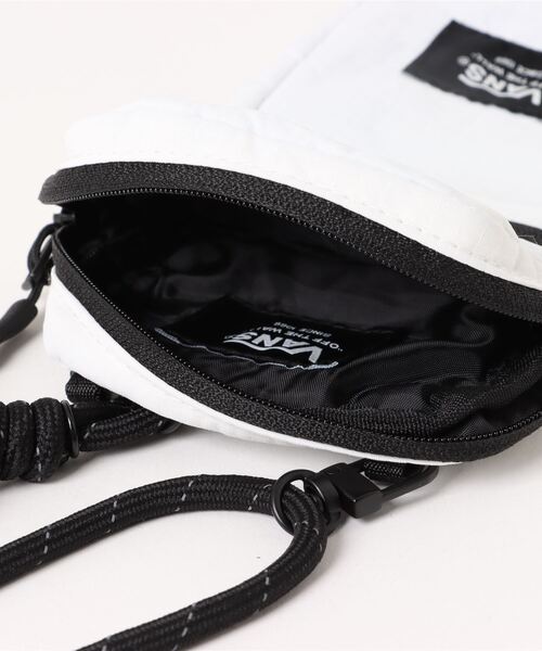 VANS（バンズ）の「VANS ヴァンズ Rip-Stop Smart Shoulder BAG 124K7190200 ABC-MART限定 OFF WHITE（ボディバッグ/ウエストポーチ・メンズ・ホワイト・FREE）」の4枚目の写真