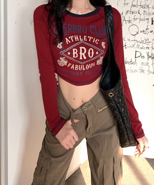SHEPP（シープ）の「ヴィンテージ風ショート丈トップス（Tシャツ/カットソー・レディース・ベージュ/ワイン・M/L）」の2枚目の写真