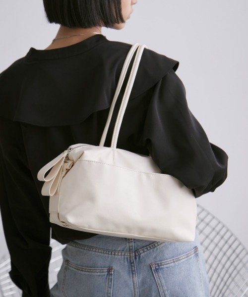 Aunt Marie's(アントマリーズ)の「アウトポケットボストンバッグ(ボストンバッグ・レディース・ブラック/アイボリー・FREE)」の6枚目の写真