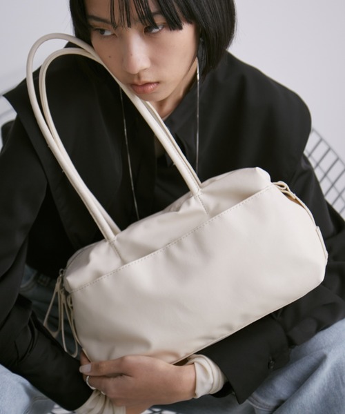 Aunt Marie's(アントマリーズ)の「アウトポケットボストンバッグ(ボストンバッグ・レディース・ブラック/アイボリー・FREE)」の5枚目の写真