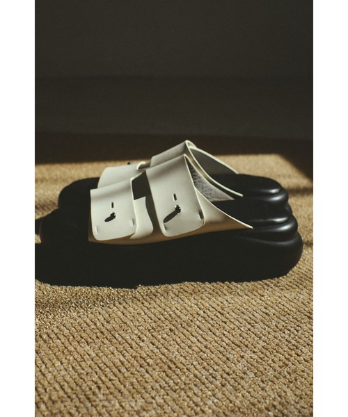 RIM.ARK（リムアーク）の「Volume sole sandal ボリュームソールサンダル（サンダル・レディース・ブラック/ホワイト・36/37/38）」の3枚目の写真