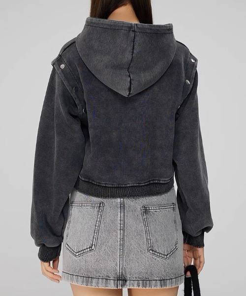 .KOM(ドットコム)の「A'GEM/9 × .kom 『.KOM/ドットケーオーエム』 デザインクロップパーカー(パーカー・レディース・チャコールグレー・FREE)」の2枚目の写真
