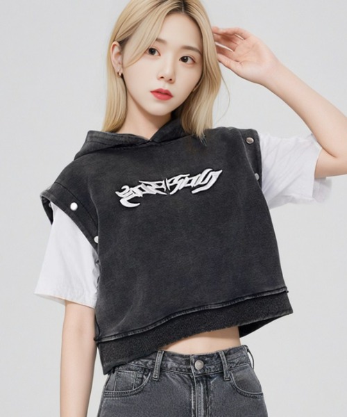 .KOM(ドットコム)の「A'GEM/9 × .kom 『.KOM/ドットケーオーエム』 デザインクロップパーカー(パーカー・レディース・チャコールグレー・FREE)」の3枚目の写真