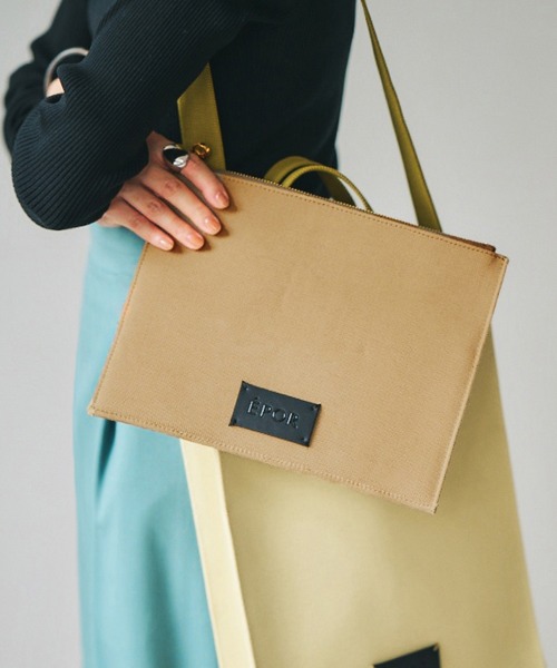 ROPE'(ロペ)の「【E'POR】GADGET TABLET CASE(ポーチ・レディース・ブラック/ベージュ・FREE)」の1枚目の写真