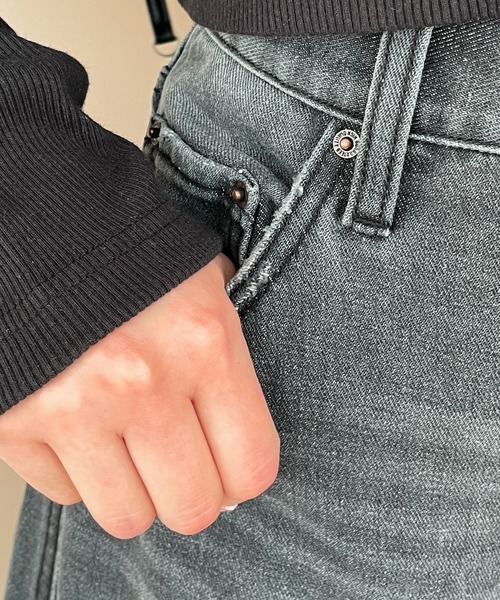 WEGO（ウィゴー）の「WEGO/サイドカットデニムストレートパンツ（デニムパンツ・レディース・スミクロ/ライトインディゴブルー/ブラック系その他・MEDIUM/SMALL）」の16枚目の写真