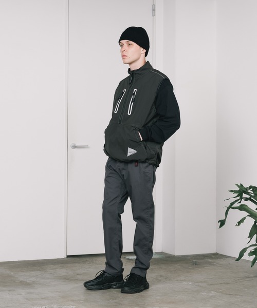 アンドワンダーand wander別注グラミチタグ付ブラッシュナイロンベスト and wander/アンドワンダー×GRAMICCI/グラミチ brushed nylon