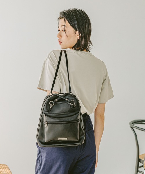 BAYFLOW（ベイフロー）の「[小ぶりでも収納力抜群]フェイクレザー2WAYリュック（バックパック/リュック・レディース・ブラック/サックスブルー・FREE）」の2枚目の写真