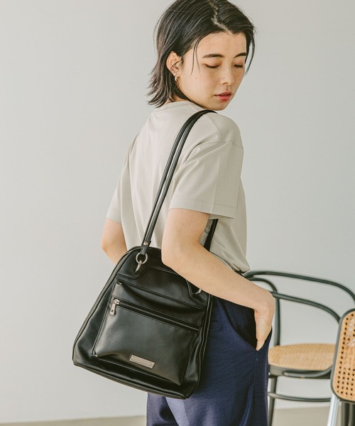 BAYFLOW（ベイフロー）の「[小ぶりでも収納力抜群]フェイクレザー2WAYリュック（バックパック/リュック・レディース・ブラック/サックスブルー・FREE）」の3枚目の写真