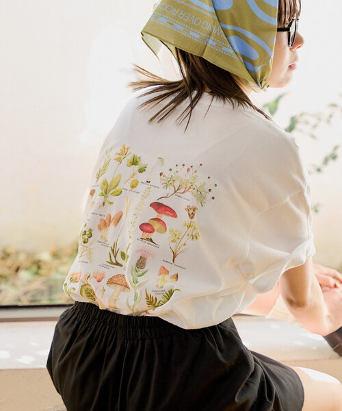 WHIMSIC（ウィムジック）の「*【WHIMSIC】スーベニアTシャツ（Tシャツ/カットソー・レディース・ライトグレー/ホワイト/ブラック/ベージュ・FREE）」の2枚目の写真