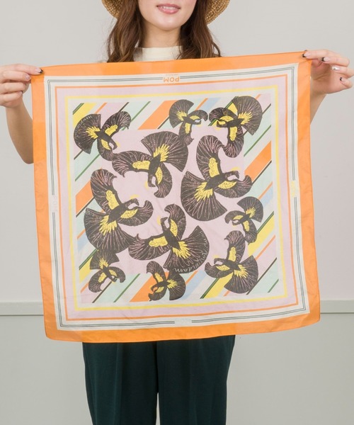 Rivel(リヴェル)の「【pom AMSTERDAM】スカーフ パラダイスバード シルク 50×50cm オランダ発(バンダナ/スカーフ・レディース・ブラック/オレンジ・FREE)」の2枚目の写真