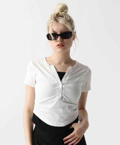 FOREVER 21(フォーエバー トゥエンティーワン)の「【2025SS】レイヤード風スキッパーTシャツ(Tシャツ/カットソー・レディース・ブラック/オフホワイト/レッド・FREE)」の2枚目の写真