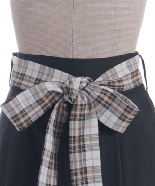 axes femme POETIQUE(アクシーズファムポエティック)の「バイカラーショートパンツ(その他パンツ・レディース・ブラック/ネイビー・MEDIUM)」の15枚目の写真