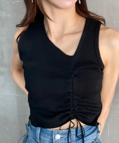 tolene(トレネ)の「シャーリングデザイン アシンメトリーVネック ショート丈 ニットタンクトップ(タンクトップ・レディース・ホワイト/ブラック・FREE)」の3枚目の写真