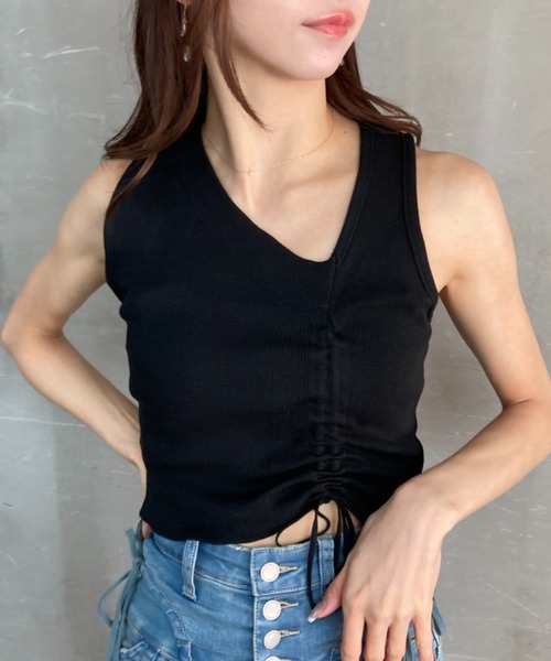 tolene(トレネ)の「シャーリングデザイン アシンメトリーVネック ショート丈 ニットタンクトップ(タンクトップ・レディース・ホワイト/ブラック・FREE)」の4枚目の写真