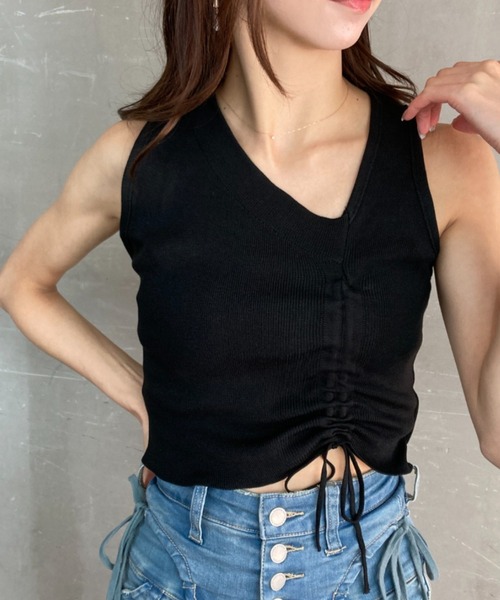 tolene(トレネ)の「シャーリングデザイン アシンメトリーVネック ショート丈 ニットタンクトップ(タンクトップ・レディース・ホワイト/ブラック・FREE)」の5枚目の写真
