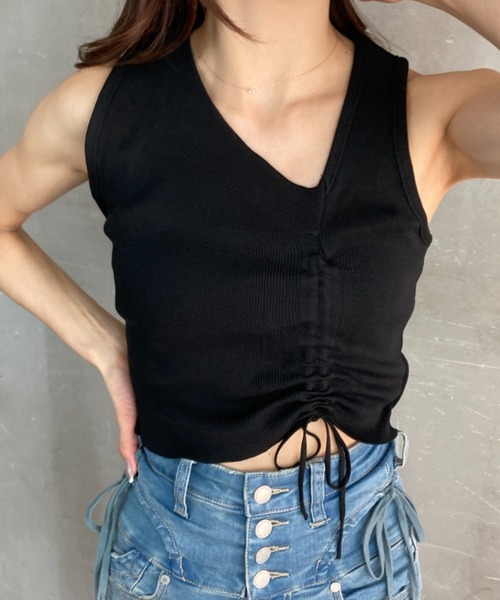 tolene(トレネ)の「シャーリングデザイン アシンメトリーVネック ショート丈 ニットタンクトップ(タンクトップ・レディース・ホワイト/ブラック・FREE)」の7枚目の写真
