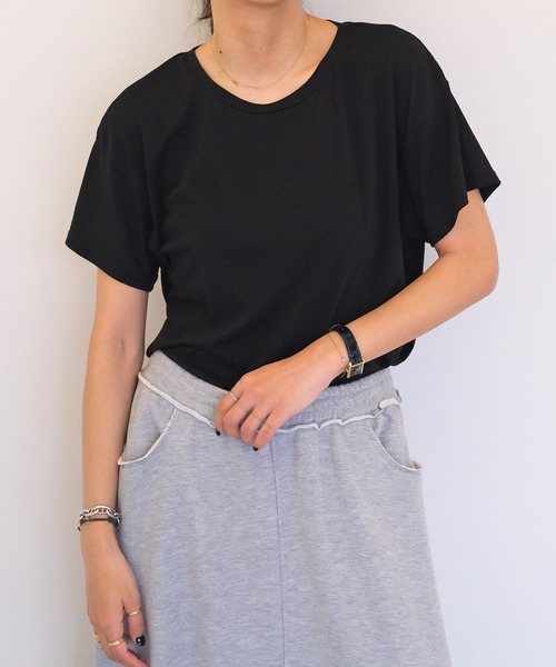 AKTE（アクテ）の「リラックスクルーネックTシャツ（Tシャツ/カットソー・レディース・ブラック/ライトベージュ/ベビーピンク/ホワイト・FREE）」の2枚目の写真