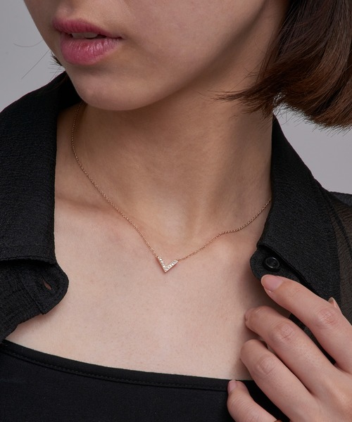 MAISON BREEZE(メゾンブリーズ)の「【MAISON BREEZE】ネックレス ニッケルフリー V字 ラインストーン メタル プチネックレス OSWY(ネックレス・レディース・ピンク/シルバー/ゴールド・FREE)」の2枚目の写真