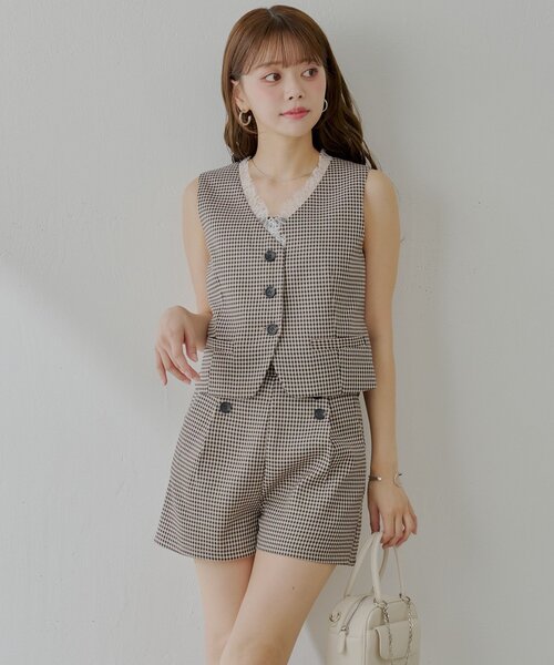 Chico（チコ）の「サイドボタンデザインショートパンツ（その他パンツ・レディース・ベージュ/ブラック系その他2/グレー・FREE）」の2枚目の写真