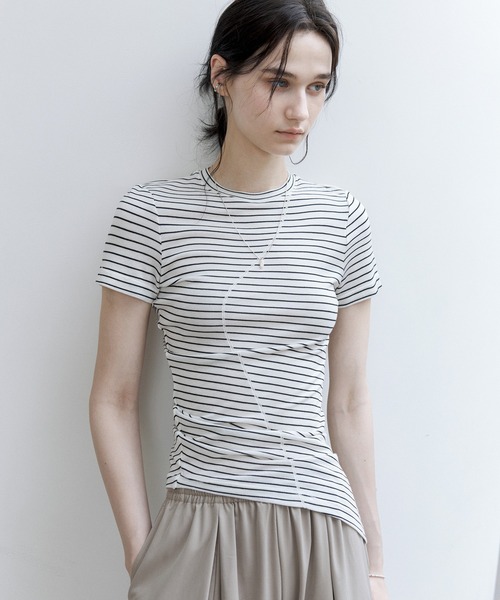 tageechita(タジチタ)の「【tageechita】アシンメトリーヘム Sラインステッチ フィットTシャツ(Tシャツ/カットソー・レディース・ホワイト×ブラック/グレー・S/M/L)」の1枚目の写真