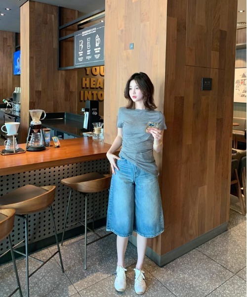 tageechita(タジチタ)の「【tageechita】アシンメトリーヘム Sラインステッチ フィットTシャツ(Tシャツ/カットソー・レディース・ホワイト×ブラック/グレー・S/M/L)」の12枚目の写真