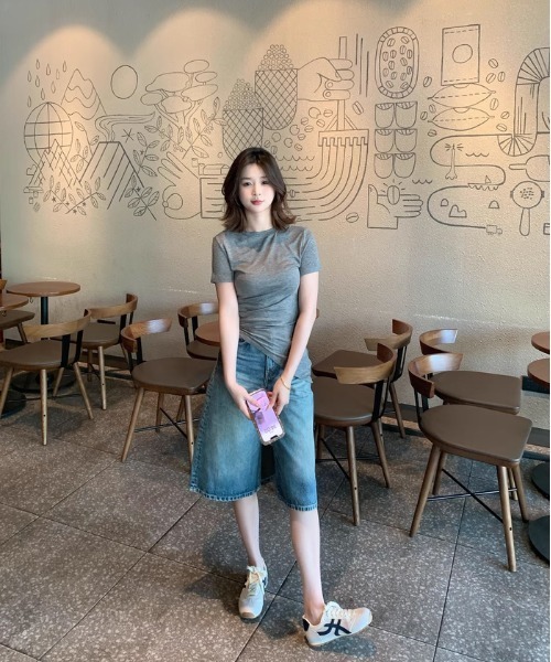 tageechita(タジチタ)の「【tageechita】アシンメトリーヘム Sラインステッチ フィットTシャツ(Tシャツ/カットソー・レディース・ホワイト×ブラック/グレー・S/M/L)」の14枚目の写真