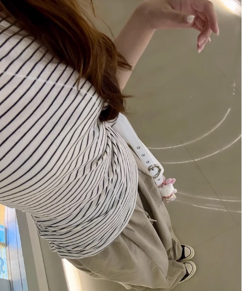 tageechita(タジチタ)の「【tageechita】アシンメトリーヘム Sラインステッチ フィットTシャツ(Tシャツ/カットソー・レディース・ホワイト×ブラック/グレー・S/M/L)」の16枚目の写真