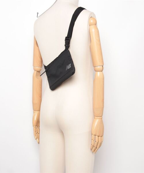 NEW BALANCE（ニューバランス）の「Essential スリングバッグ（ボディバッグ/ウエストポーチ・メンズ・ネイビー/ブラック・ONE SIZE）」の16枚目の写真