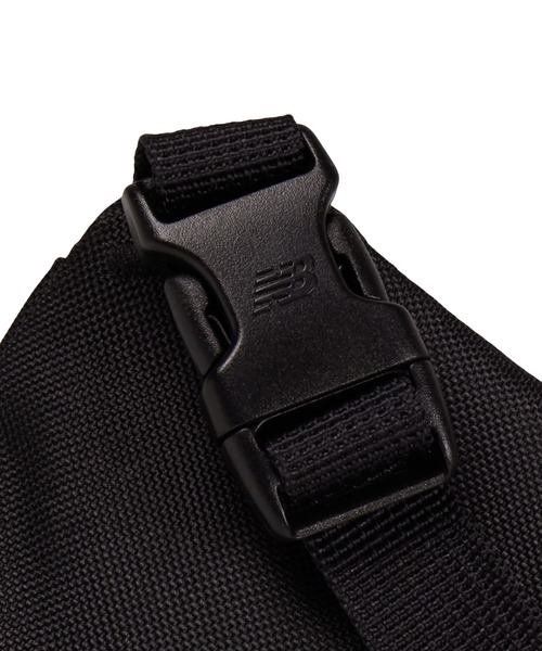 NEW BALANCE（ニューバランス）の「Essential スリングバッグ（ボディバッグ/ウエストポーチ・メンズ・ネイビー/ブラック・ONE SIZE）」の6枚目の写真