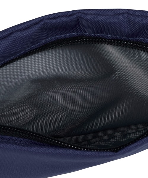 NEW BALANCE（ニューバランス）の「Essential スリングバッグ（ボディバッグ/ウエストポーチ・メンズ・ネイビー/ブラック・ONE SIZE）」の9枚目の写真