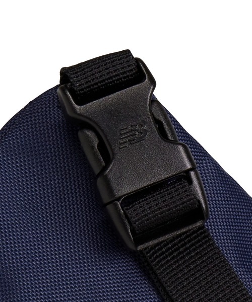 NEW BALANCE（ニューバランス）の「Essential スリングバッグ（ボディバッグ/ウエストポーチ・メンズ・ネイビー/ブラック・ONE SIZE）」の11枚目の写真