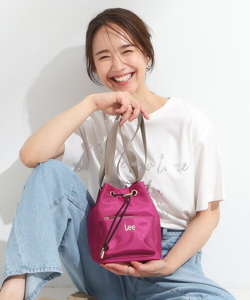 Lee(リー)の「【Lee別注/撥水】巾着ショルダーバッグ(ショルダーバッグ・レディース・ブラウン系8/ピンク系その他/ブラック/ベージュ/グリーン系その他5/アイボリー系7/チャコールグレー・00)」の1枚目の写真