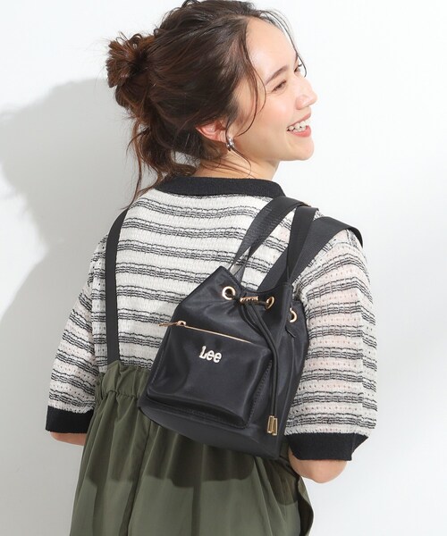 Lee(リー)の「【Lee別注/撥水】巾着ショルダーバッグ(ショルダーバッグ・レディース・ブラウン系8/ピンク系その他/ブラック/ベージュ/グリーン系その他5/アイボリー系7/チャコールグレー・00)」の2枚目の写真