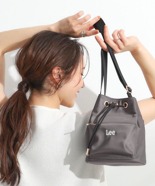 Lee(リー)の「【Lee別注/撥水】巾着ショルダーバッグ(ショルダーバッグ・レディース・ブラウン系8/ピンク系その他/ブラック/ベージュ/グリーン系その他5/アイボリー系7/チャコールグレー・00)」の8枚目の写真