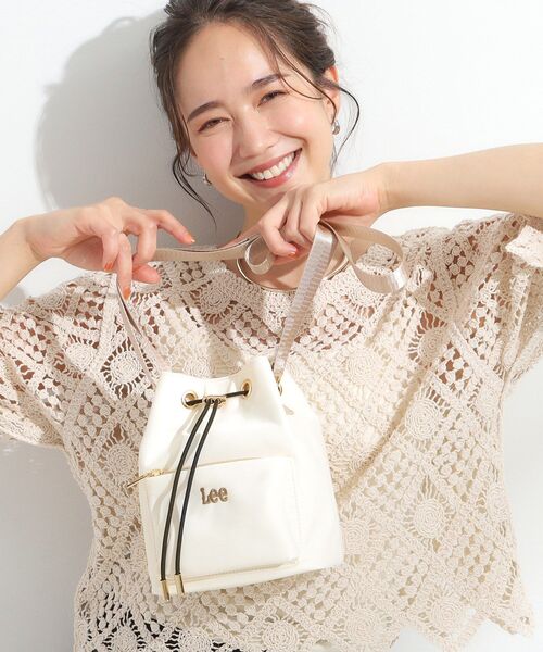 Lee(リー)の「【Lee別注/撥水】巾着ショルダーバッグ(ショルダーバッグ・レディース・ブラウン系8/ピンク系その他/ブラック/ベージュ/グリーン系その他5/アイボリー系7/チャコールグレー・00)」の16枚目の写真