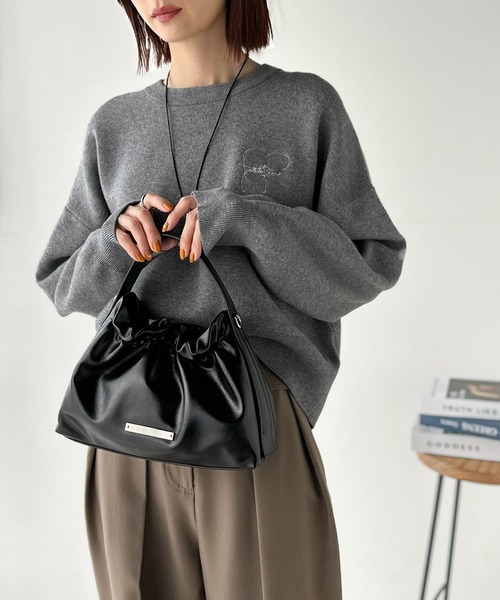 classicalelf（クラシカルエルフ）の「シックな艶めき、大人の余裕。フェイクレザーフリルギャザーハンドバッグ（ハンドバッグ・レディース・ブラック/ブラウン・ONE SIZE）」の4枚目の写真