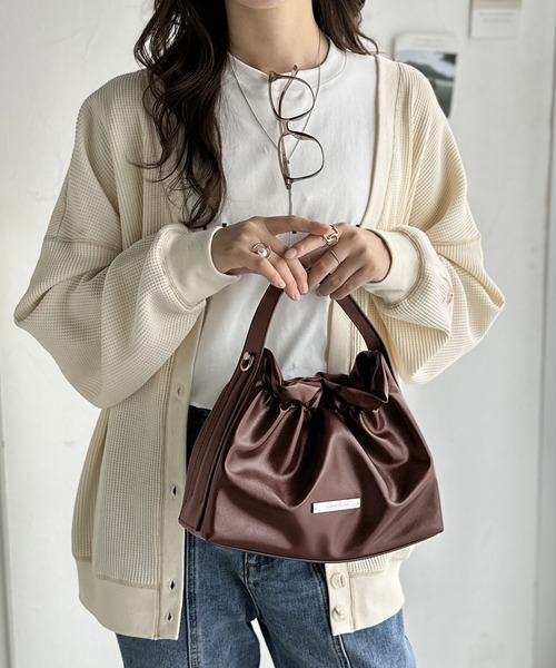 classicalelf（クラシカルエルフ）の「シックな艶めき、大人の余裕。フェイクレザーフリルギャザーハンドバッグ（ハンドバッグ・レディース・ブラック/ブラウン・ONE SIZE）」の11枚目の写真