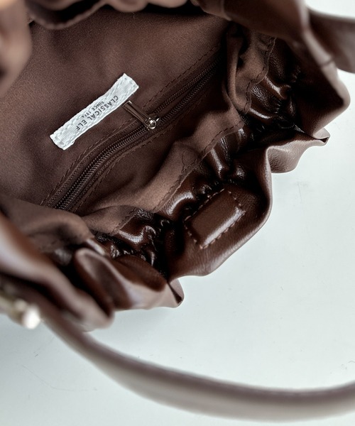 classicalelf（クラシカルエルフ）の「シックな艶めき、大人の余裕。フェイクレザーフリルギャザーハンドバッグ（ハンドバッグ・レディース・ブラック/ブラウン・ONE SIZE）」の16枚目の写真